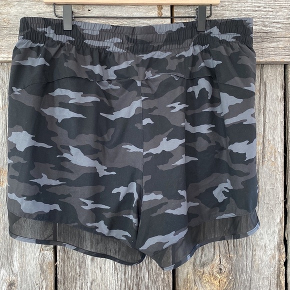 Athleta Printed Mesh Racer Run Short 4" Black Camo Size 1X - Picture 4 of 9
